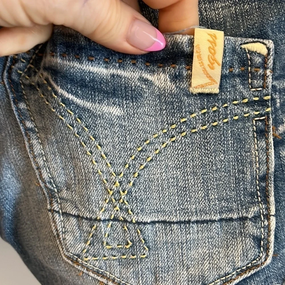 Vigoss Fiona Shorts Stretch Denim Size 26 Distressed Embroidered Hem & Pockets